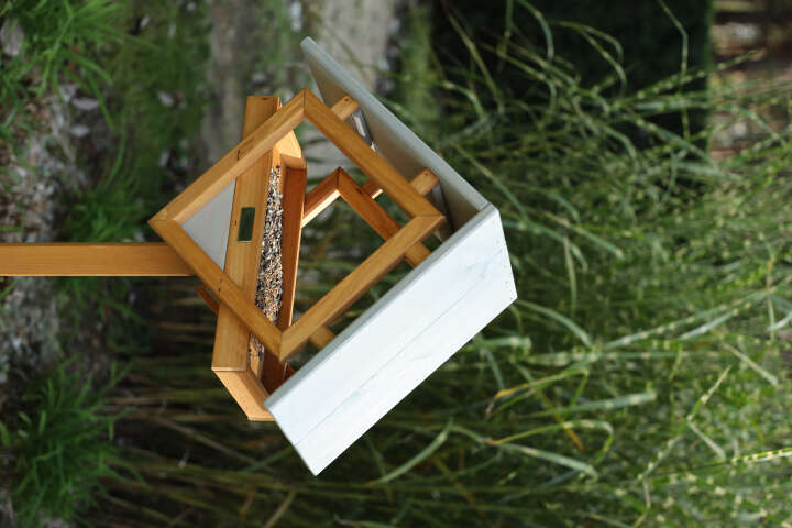 Vogelhaus aus Kiefer, grau / holzfarben